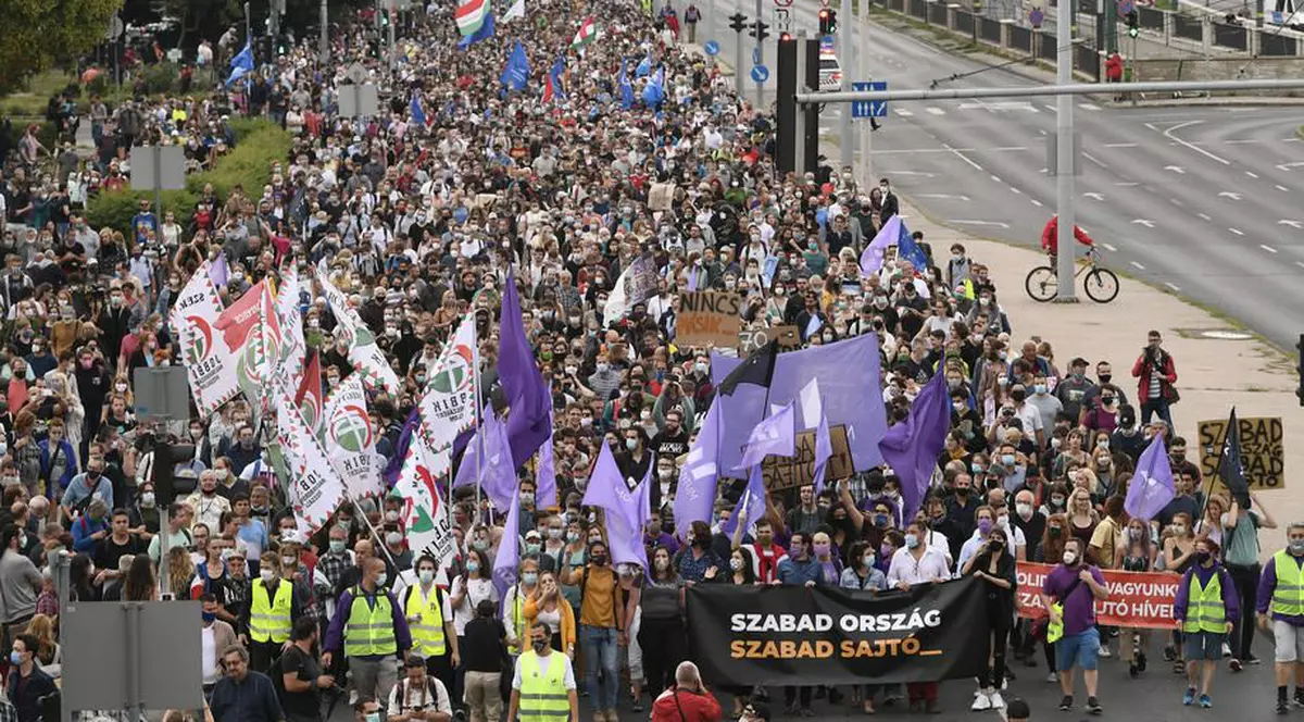 Proteste de amploare la Budapesta, după ce jurnaliștii celui mai mare site independent de știri au demisionat, acuzând ”presiuni politice”