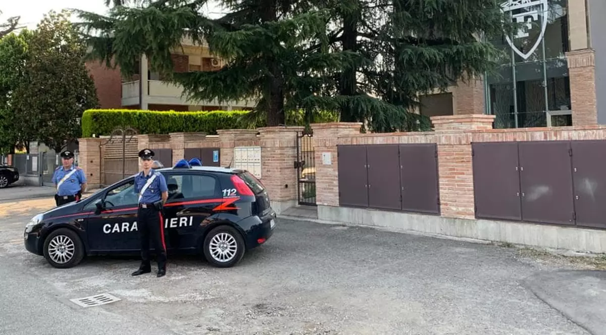 Un român din Bologna a prins un hoț care furase două sticle de vin și l-a predat carabinierilor
