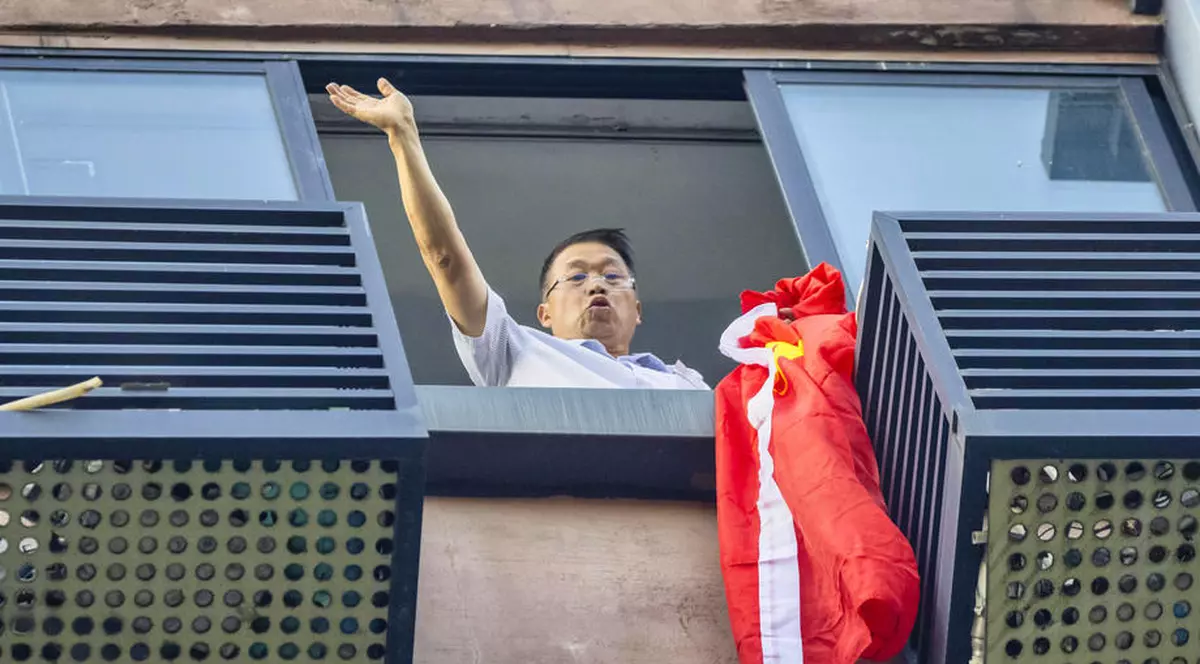 Chinezii au coborât drapelul american de pe consulatul SUA din Chengdu