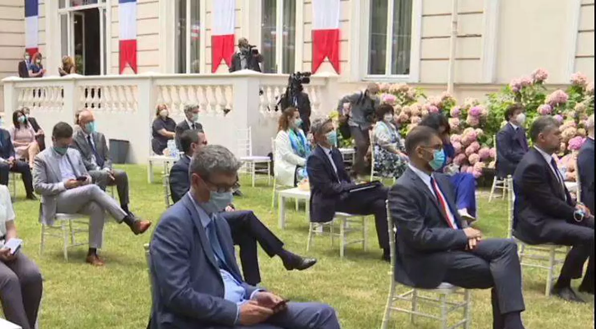 Marcel Ciolacu, singurul invitat fără mască la recepția de la Ambasada Franței