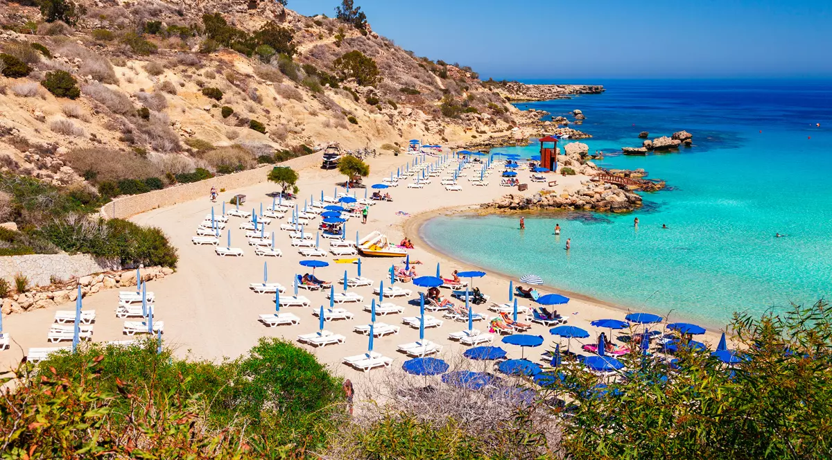 Cum sunt atrași turiștii în pandemie: O țară plătește 3.000 de dolari dacă te infectezi pe teritoriul ei, alta achită toată vacanța și tratamentul