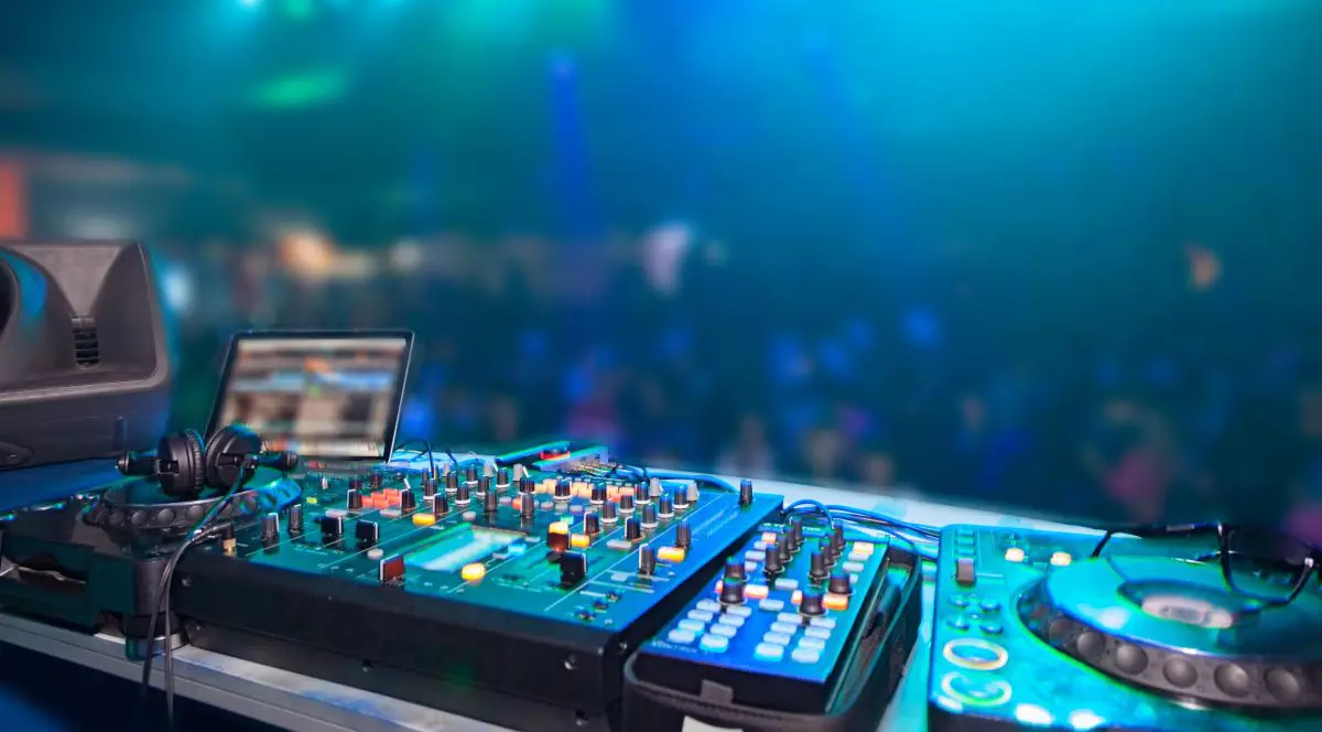 Un club din Satu Mare a anunțat redeschiderea, apoi a revenit. Reacția clienților: „Să-l ia naiba de COVID”