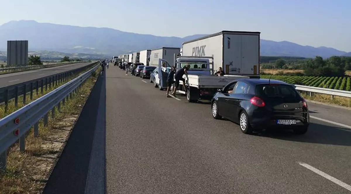 UPDATE | Cozi de kilometri la singurul punct de trecere a frontierei din Bulgaria în Grecia: “Se înaintează cam 10 metri la 10 minute”. Ce soluție au oferit autoritățile elene