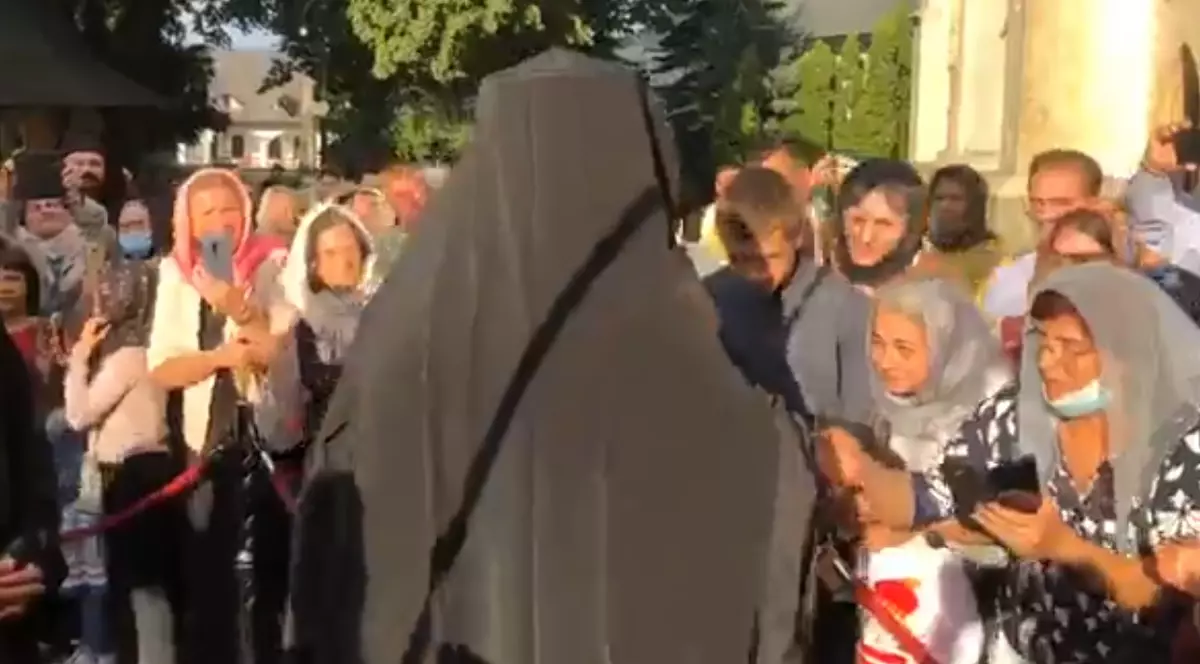 Zeci de credincioşi, mulți fără mască, s-au înghesuit să primească binecuvântarea noului arhiepiscop al Sucevei