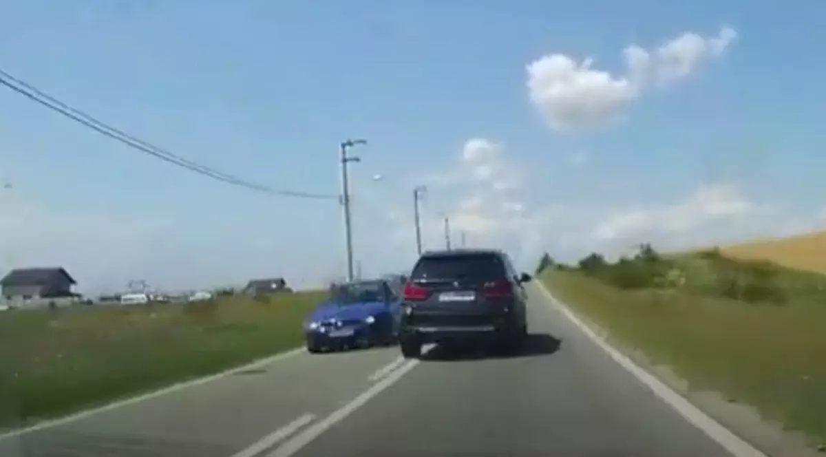 VIDEO|Depășire dementă pe un drum din România: ce pedeapsă merită acest șofer?