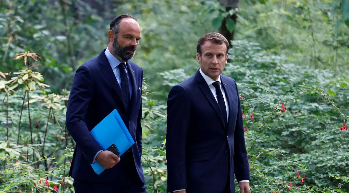 Premierul demisionar Edouard Phillippe, alături de Emmanuel Macron FOTO: EPA