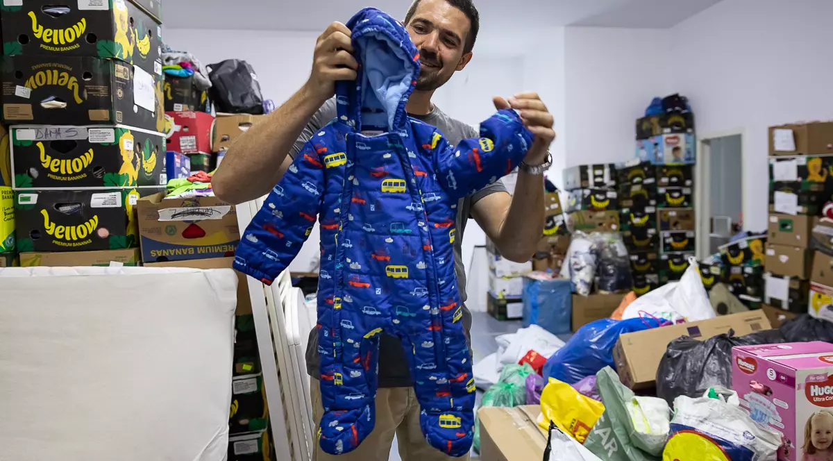 “Când vin donaţii, e Crăciunul”. Cum a luat naștere Banca de Haine, inițiativa prin care mai mulți tineri ajută familiile nevoiașe