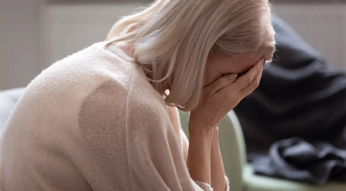 Strigătul disperat al unei femei forțate să-și îngrijească mama și bunica, bolnave la pat: Nu vor să mă angajeze asistent personal. Nu mai rezist! Primăria: Nu ne ajung banii. Nu sunt bani!