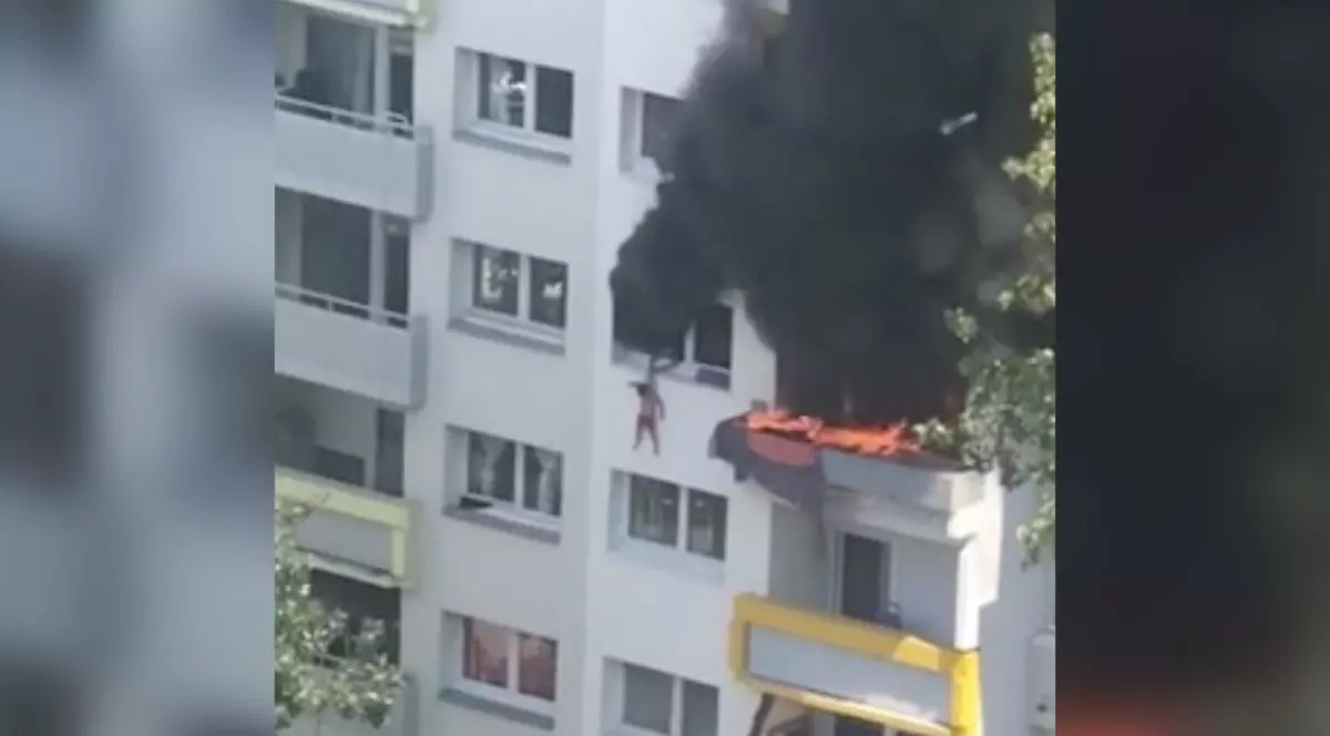VIDEO | Salvare dramatică în Franța. Momentul în care doi băieți au sărit de la etajul 3 să scape de un incendiu și au fost prinși de trecători