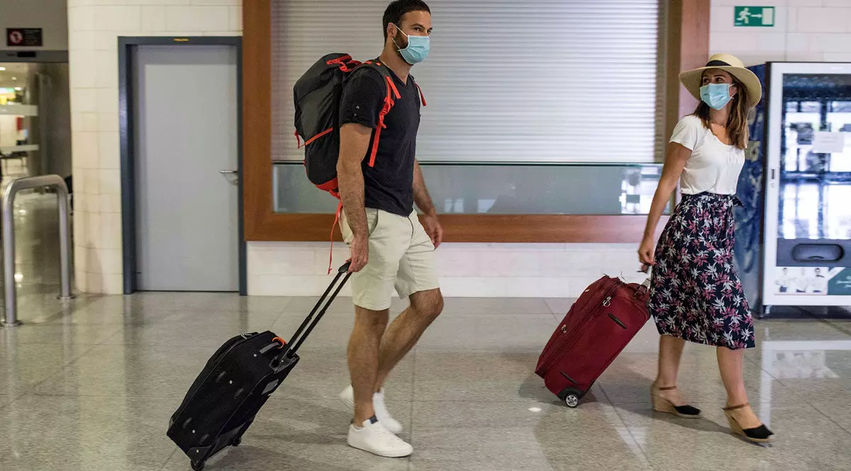 Franța introduce teste sistematice pe aeroporturi. Măsura îi vizează pe călătorii din țările "roșii"