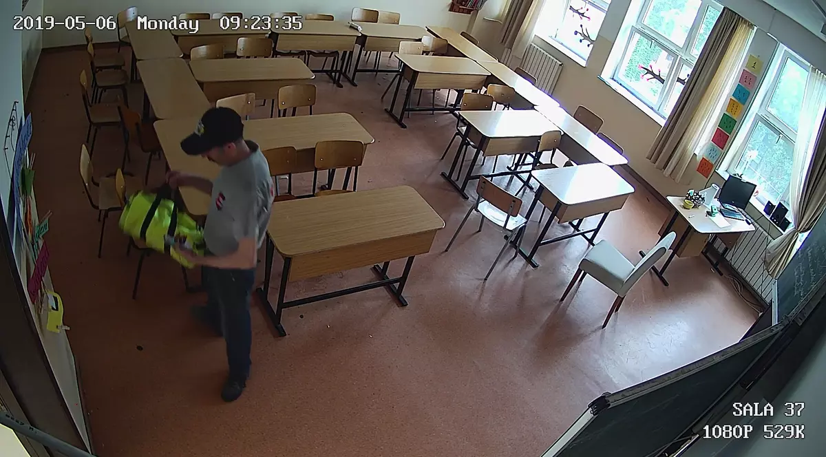 Momentul în care un agent de pază fură telefonul unei eleve de la Colegiul German Goethe! A fost filmat de camerele de supraveghere, dar nu a fost pedepsit nici după un an