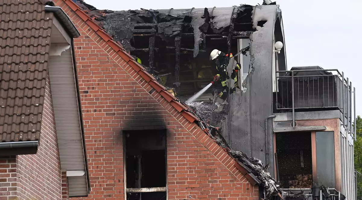 Un avion de mici dimensiuni s-a prăbuşit pe o clădire rezidenţială din Germania. Trei oameni au murit
