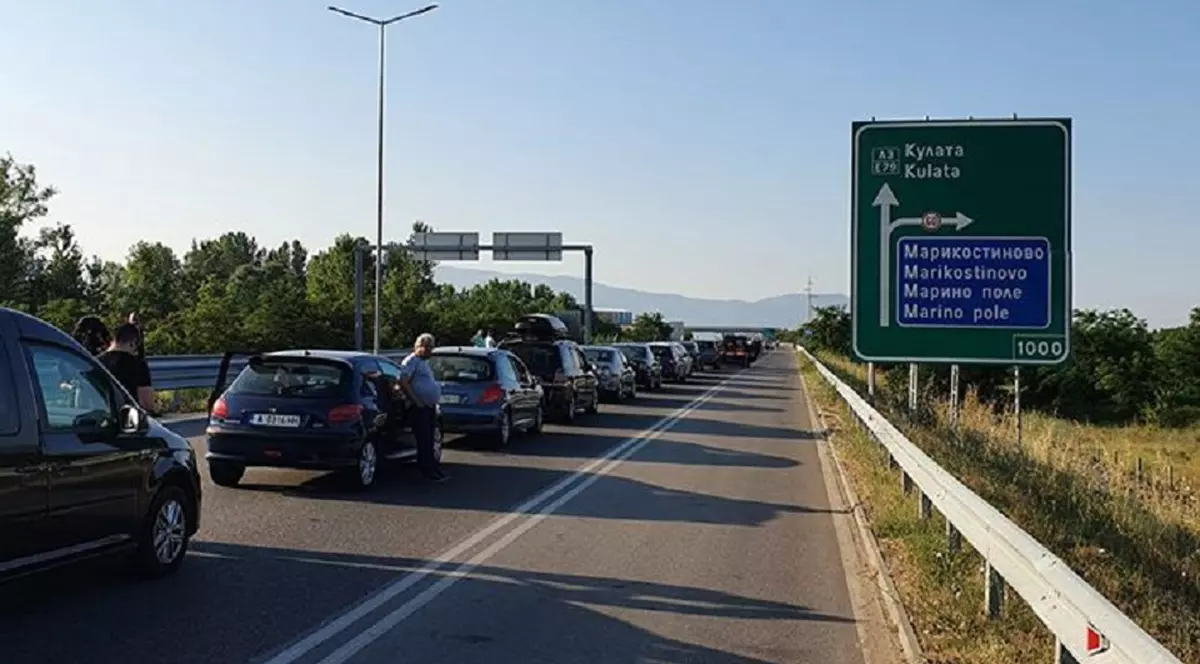 GALERIE FOTO | Turiștii români stau din nou la cozi kilometrice la intrarea în Grecia. ”În 30 de minute, am înaintat zece metri”. Reacția MAE