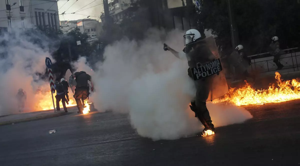 Violențe la Atena. Poliția a folosit gaze lacrimogene împotriva protestatarilor