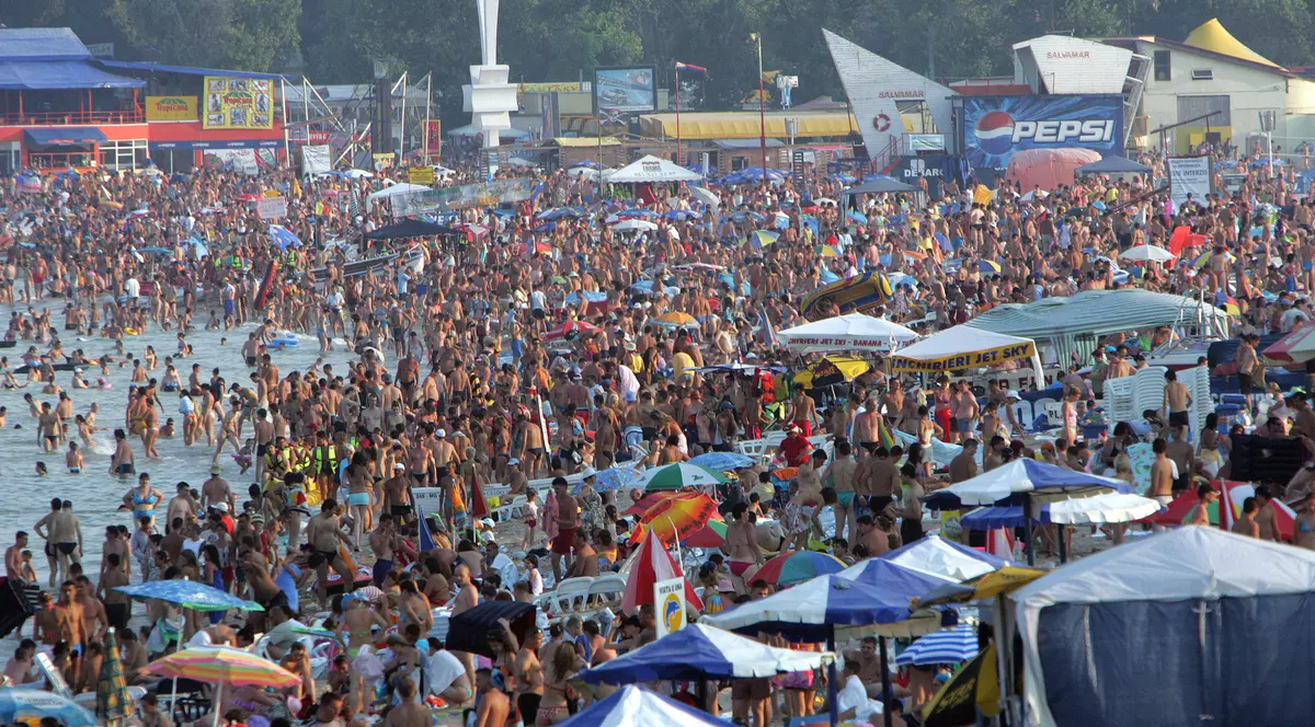 Doar soții și copiii mai sunt exceptați de la distanțare pe plajă. Nelu Tătaru: „Regula este și în apă, rămâne doar să o respectăm”