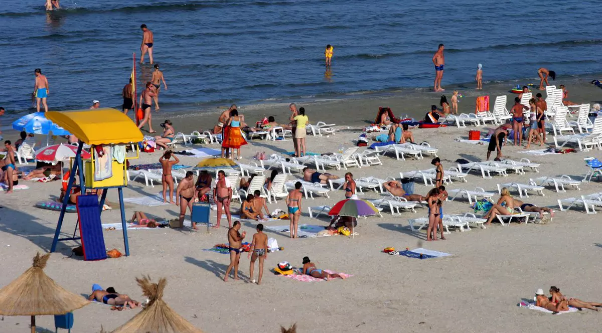 Doar soții și copiii mai sunt exceptați de la distanțare pe plajă. Nelu Tătaru: „Regula este și în apă, rămâne doar să o respectăm”