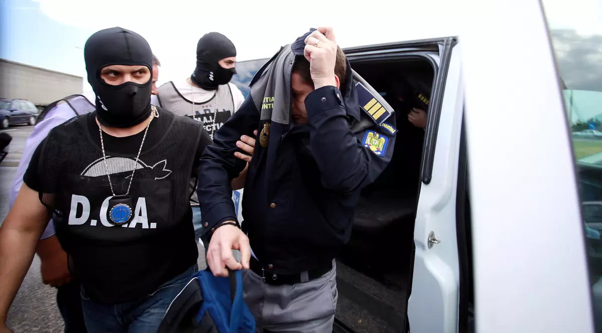 O sută de persoane, audiate la DIICOT Ploieşti într-un dosar de trafic de droguri