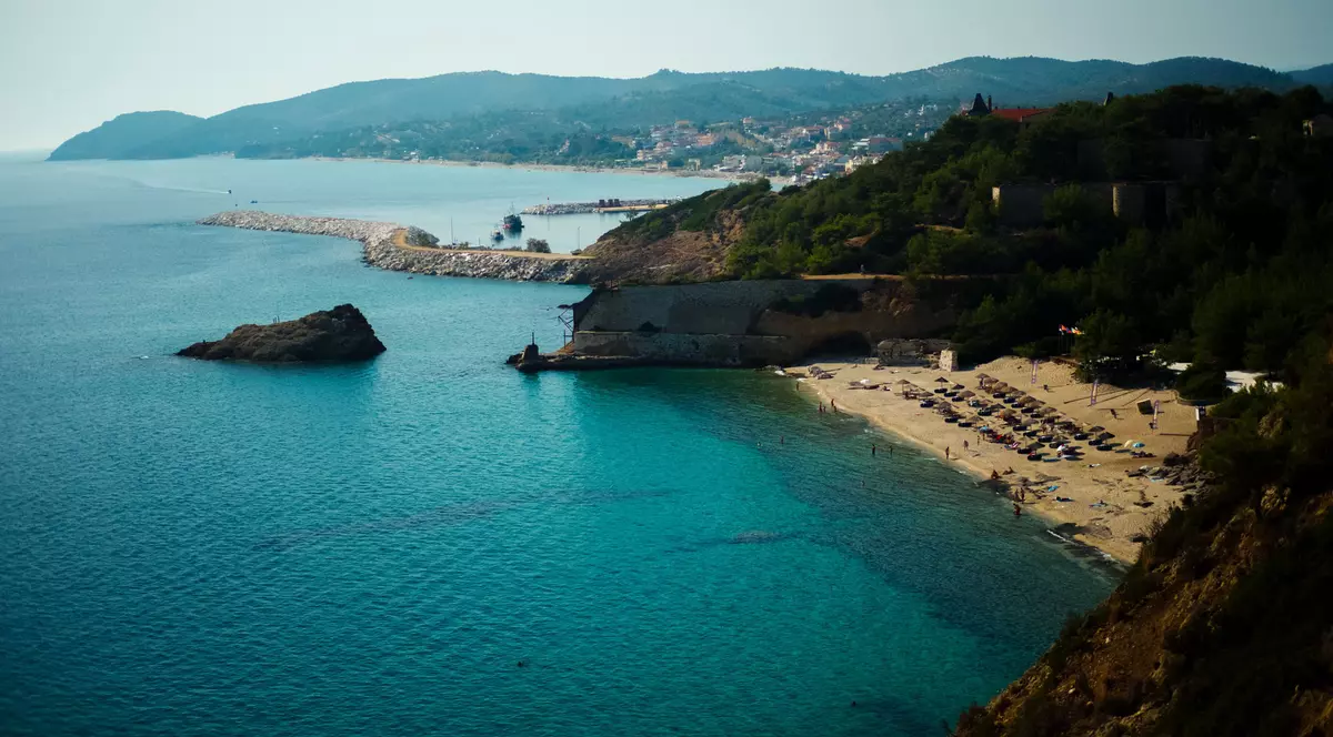 Patru turiști străini depistați cu coronavirus în insula grecească Thassos