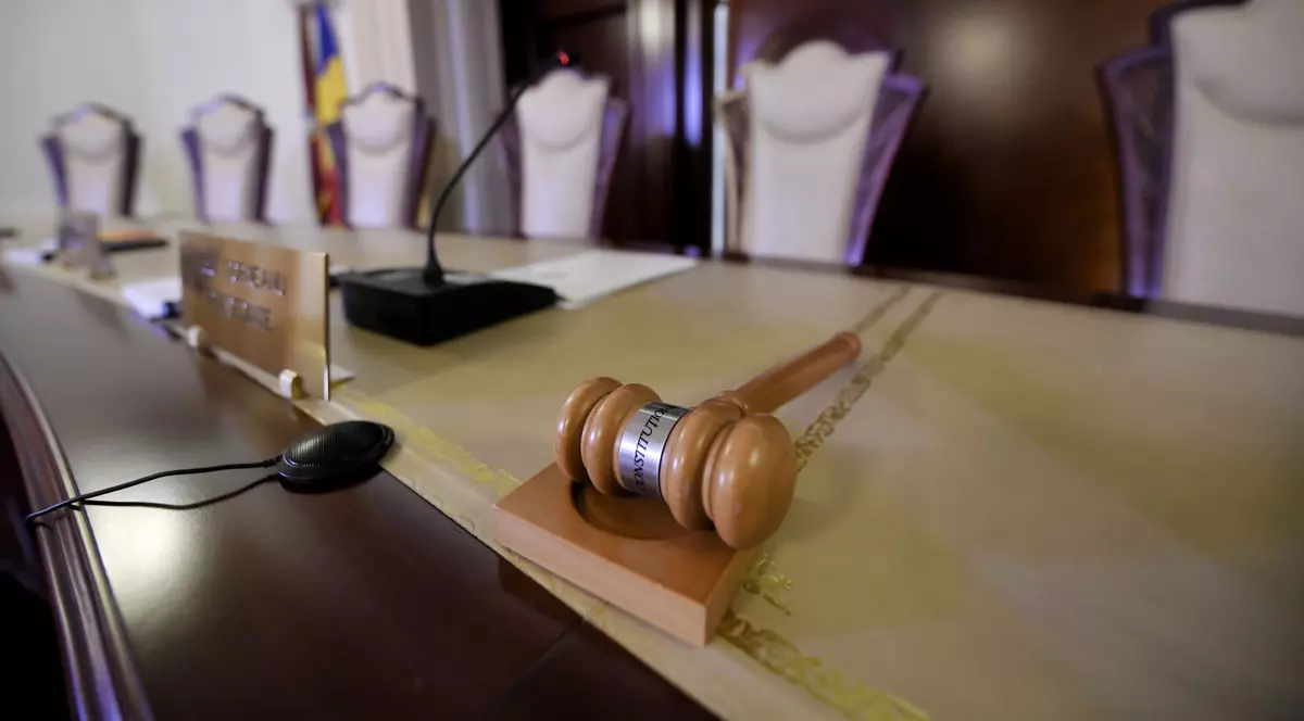 CCR a decis că părinții au dreptul la concediu şi indemnizaţie pentru îngrijirea copilului grav bolnav şi după vârsta de 16 ani