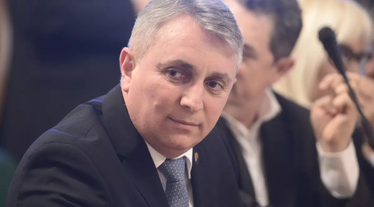 Guvernul va face totul pentru a salva TAROM și Blue Air, anunță Lucian Bode