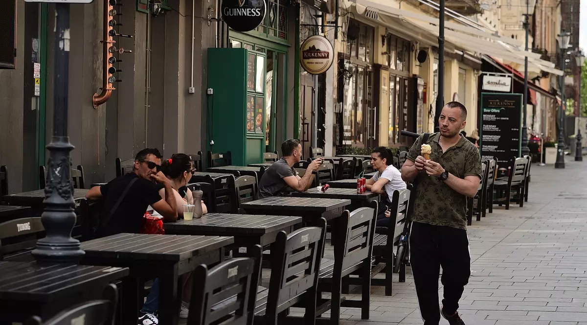 După ce reguli vor funcționa terasele, cluburile și barurile de la 1 august