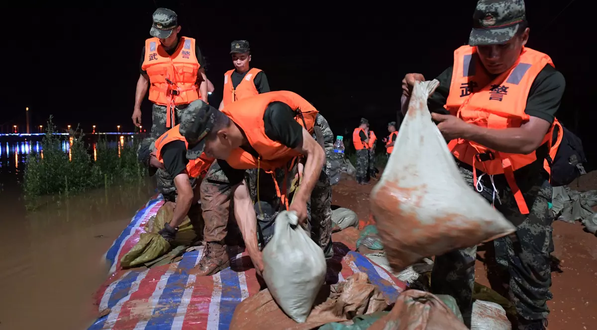 Imaginile suferinței. Cum arată picioarele unui pompier care a muncit 30 de ore, pentru a salva victimele inundațiilor din China