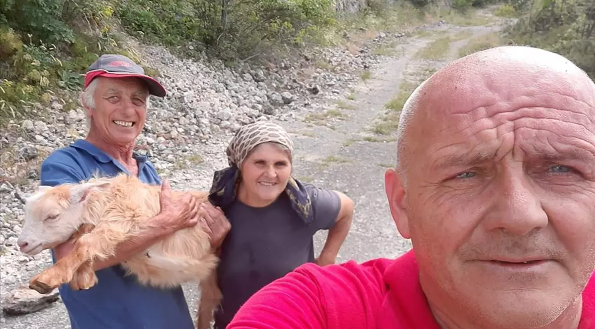 Ied blocat pe o stâncă, salvat de șeful Salvamont Vâlcea după 24 de ore. “Stâpânii mi-au propus să-l taie și să mi-l dea mie acasă. Cum să-l taie?”