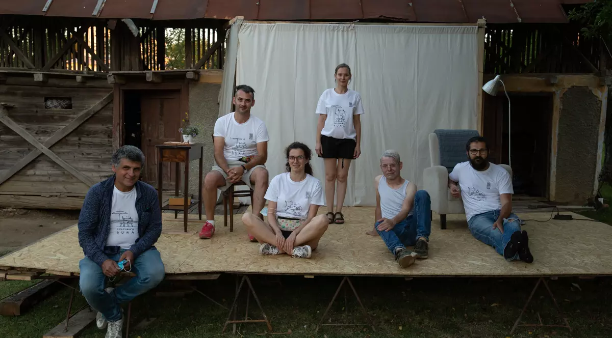 “Cultură’n șură”. O trupă de tineri artiști transformă curțile sătenilor în scene de teatru, de opt ani: “Dacă locuiești într-un sat, nu înseamnă că trebuie să fii izolat cultural”