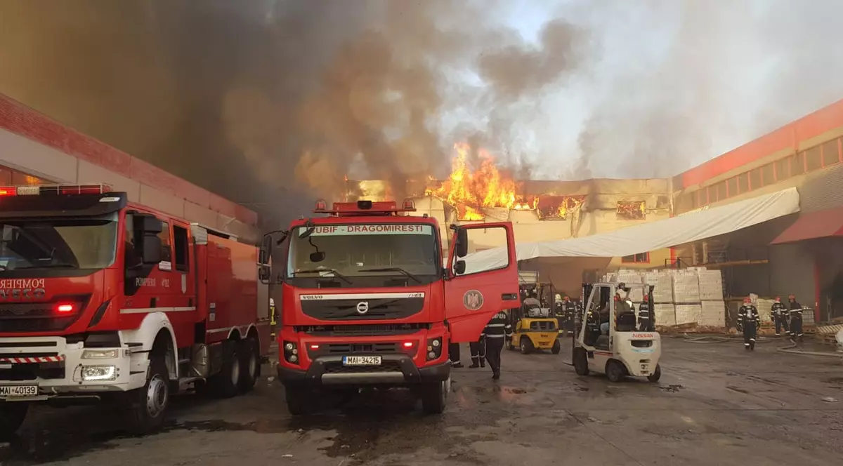 VIDEO | Incendiu puternic la două hale din Bragadiru