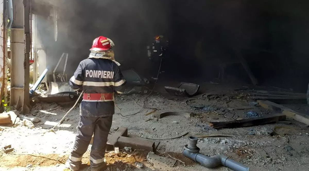 Incendiu la o hală dezafectată a termocentralei Doiceşti din Dâmbovița. Locuitorii din zonă, avertizaţi prin RO-ALERT