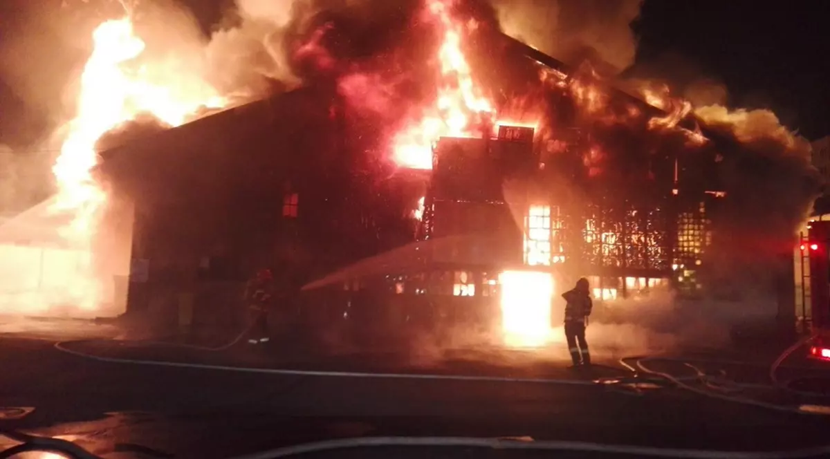 Focul a cuprins circa 1600 de metri pătraţi din Piaţa Cetate din Oradea FOTO: Ebihoreanu.ro/ISU Crișana