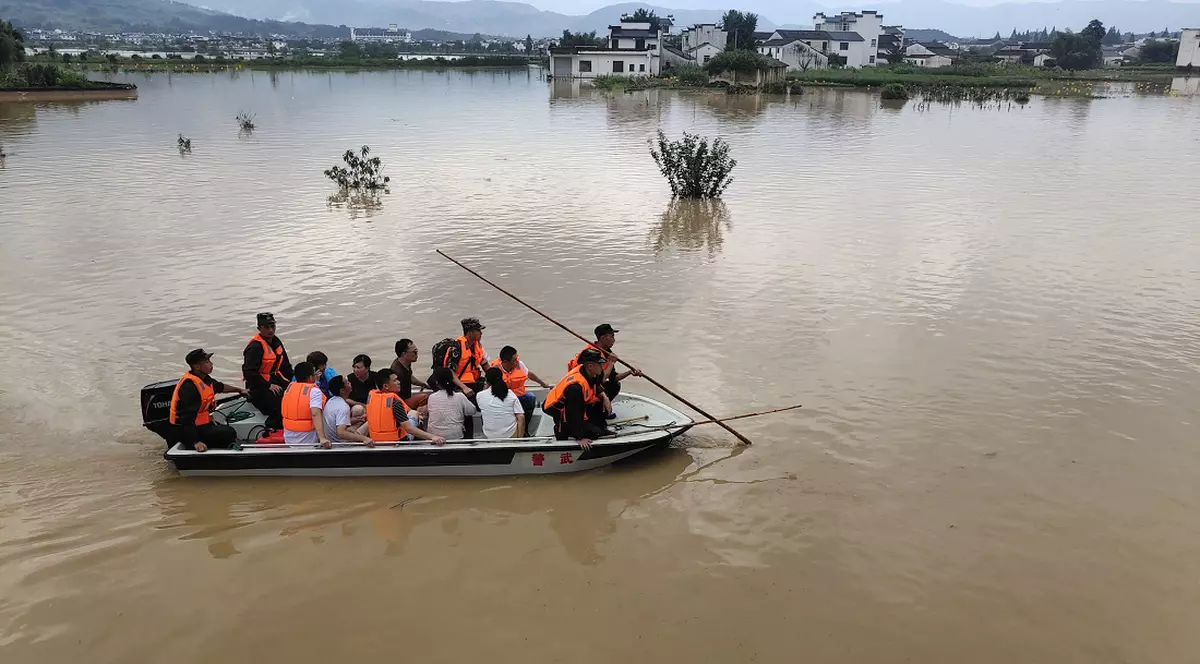 Dezastru în China, din cauza inundațiilor și alunecărilor de teren. Cel puţin 14 morți și dispăruți
