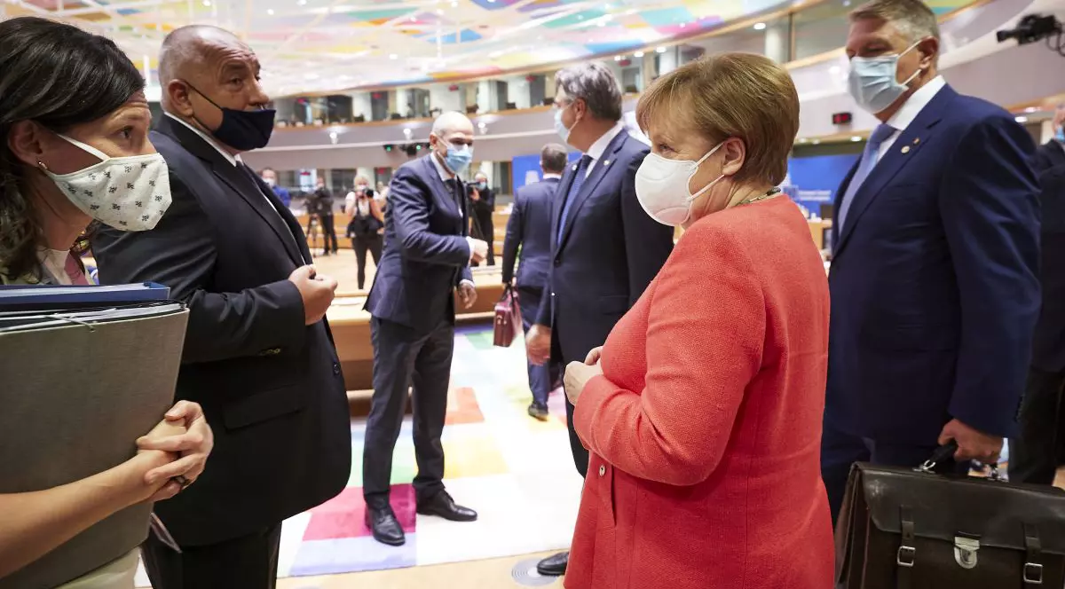 Premierul bulgar Boiko Borisov, cancelarul Angela Merkel și președintele Klaus Iohannis la Consiliul European FOTO: Consiliul European