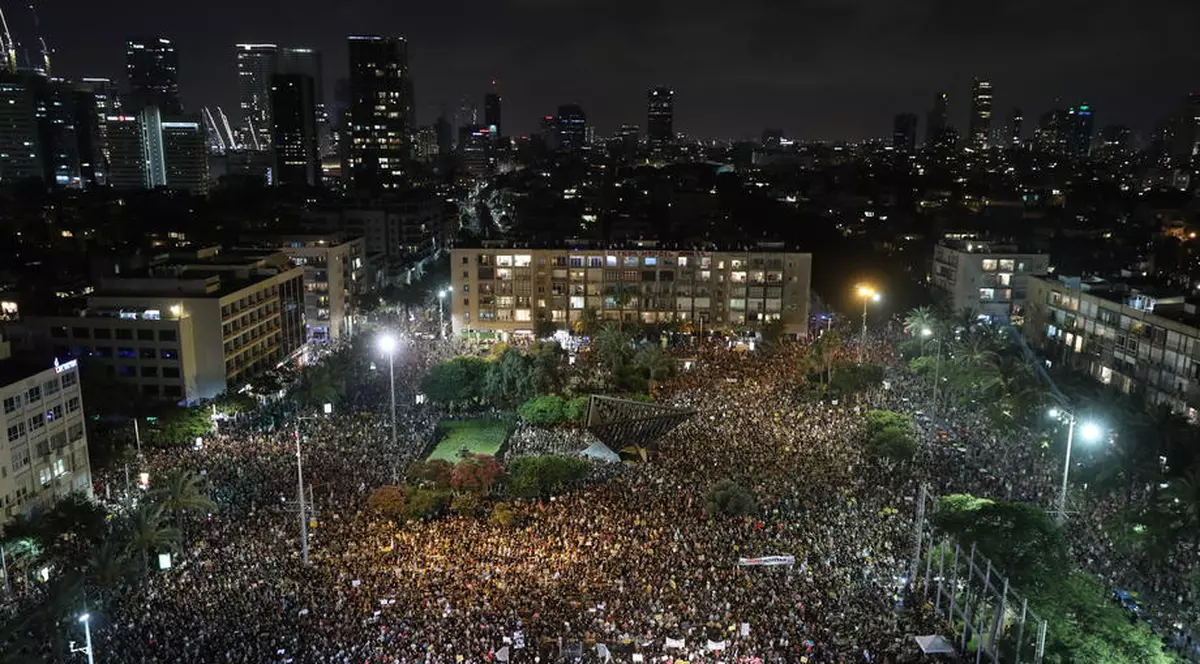 Mii de israelieni au protestat la Tel Aviv împotriva reacţiei guvernului la criza coronavirusului FOTO: EPA-EFE/ABIR SULTAN