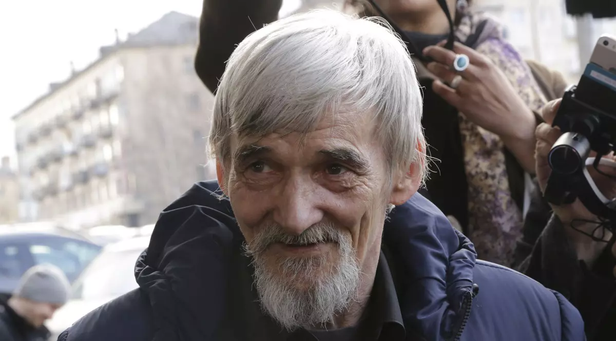 Istoricul rus Iuri Dmitriev a fost condamnat, miercuri, la trei ani și jumătate de închisoare, pentru că și-ar fi abuzat sexual fiica adoptivă. sursa foto: Agerpres