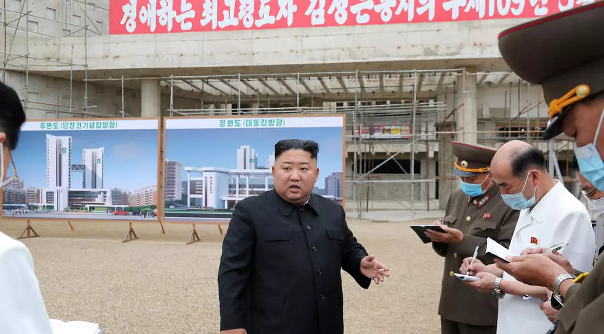 Liderul nord-coreean Kim Jong Un (centru), în vizită la spitalul Pyongyang General FOTO: EPA-EFE/KCNA