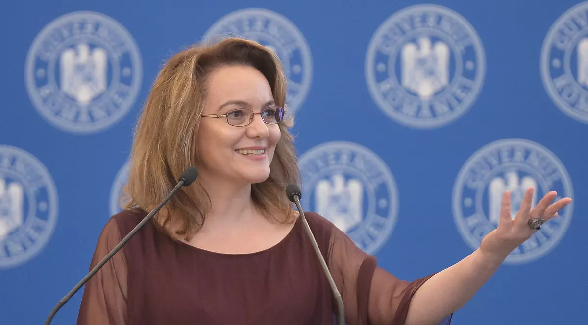 Lelia Oanta, directorul Departamentului pentru Strategii Guvernamentale, se adreseaza asistentei in timpul unei ceremonii de premiere a elevilor care au castigat concursul de limba si literatura romana Carte frumoasa, cinste cui te-a scris!, vineri, 17 mai 2019, la Palatul Victoria din Bucuresti. ALEXANDRU DOBRE / MEDIAFAX FOTO