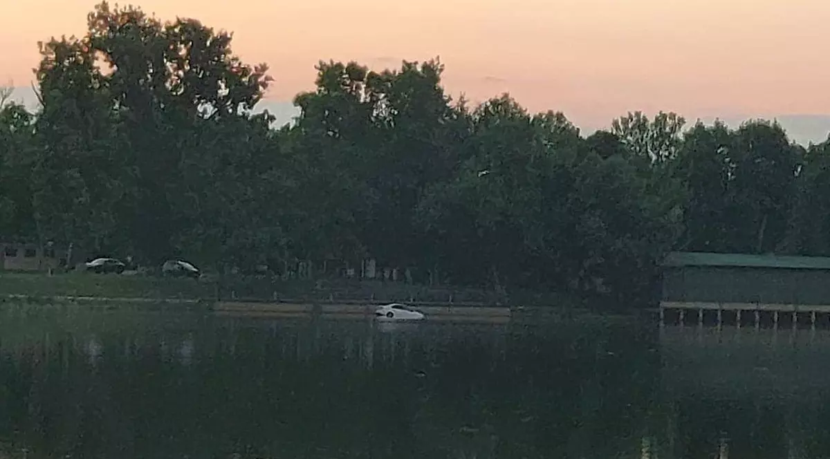 O mașină a fost găsită în Lacul Floreasca din București. ISU: "Probabil, mașina nu a fost asigurată"