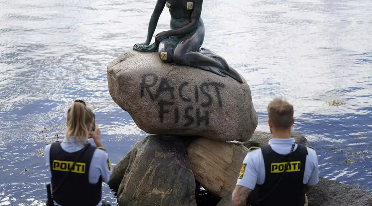 ”Mica Sirenă”, celebra statuie din Copenhaga, vandalizată cu mesajul ”Peşte Rasist” FOTO: EPA
