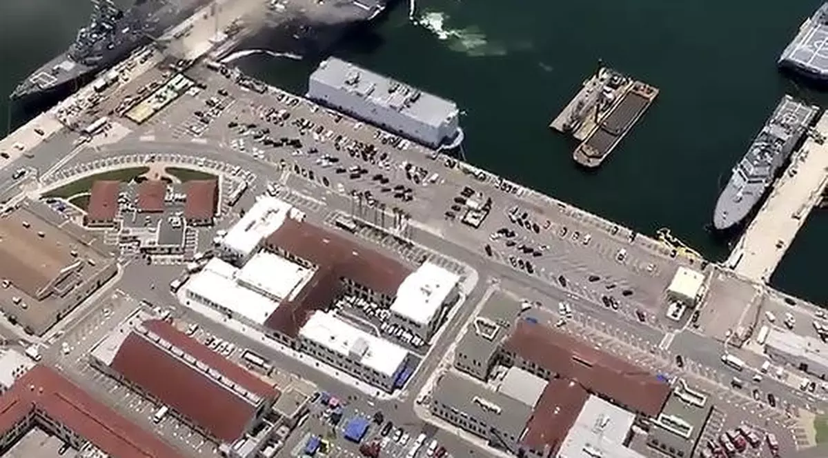 VIDEO | Incendiu puternic la bordul unei nave militare de la o bază din California: Cel puțin 21 de răniți