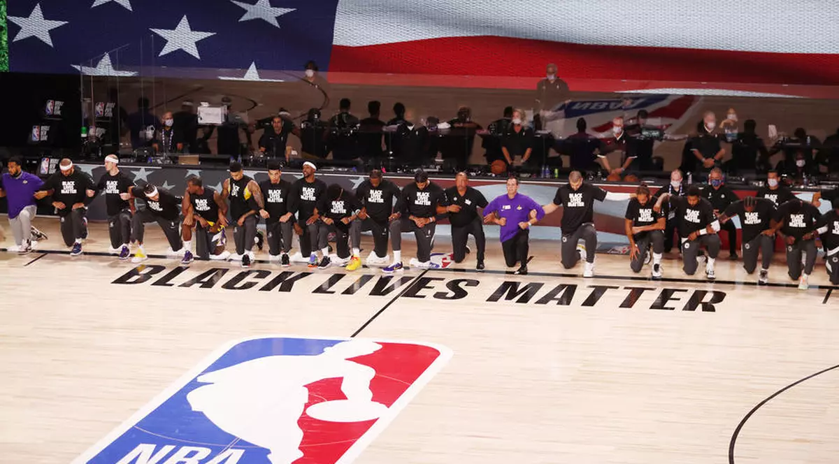 S-a reluat sezonul în NBA. Jucătorii au îngenuncheat împotriva rasismului FOTO: EPA