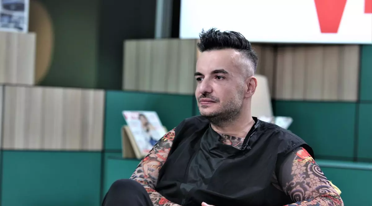 Prietenii lui Răzvan Ciobanu au ridicat un monument în memoria designerului, în locul în care și-a pierdut viața. Cum arată piatra funerară