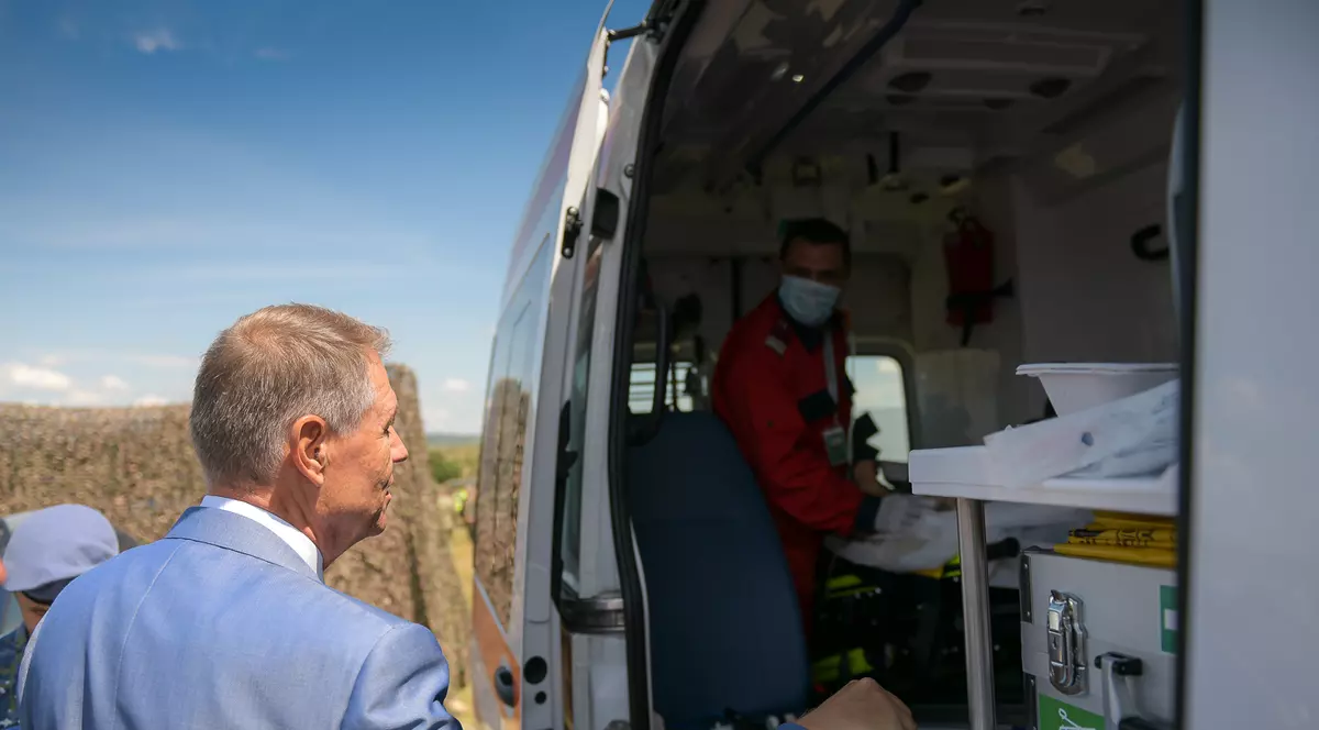 Un militar a leșinat lângă Klaus Iohannis, la Cincu. Cum a reacţionat şeful statului