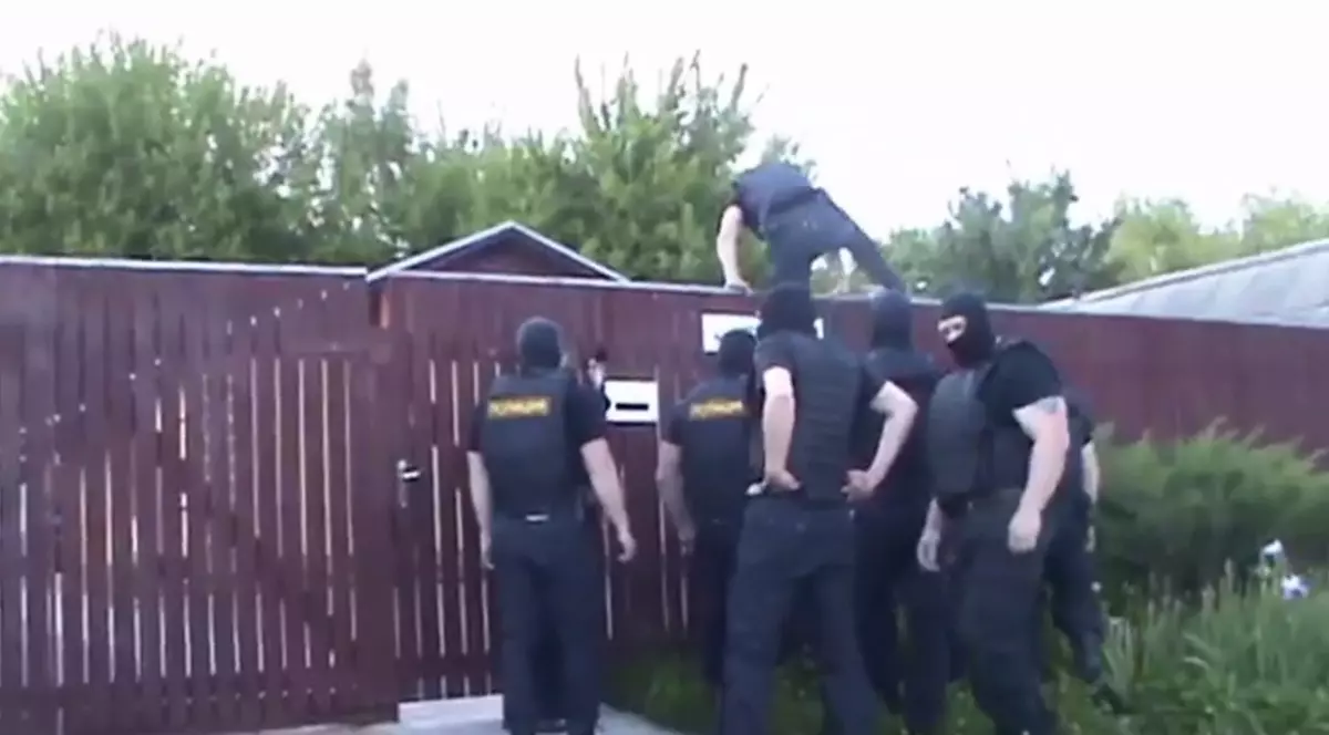 Peste 100 de locuințe ale Martorilor lui Iehova, percheziționate de polițiștii ruși