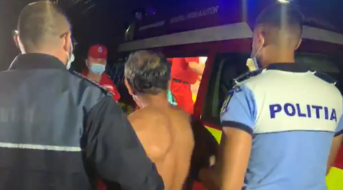 VIDEO| Un polițist din Argeș, aflat în misiune a fost lovit în cap de un bărbat. Agresorul a încercat să distrugă autospeciala polițiștilor