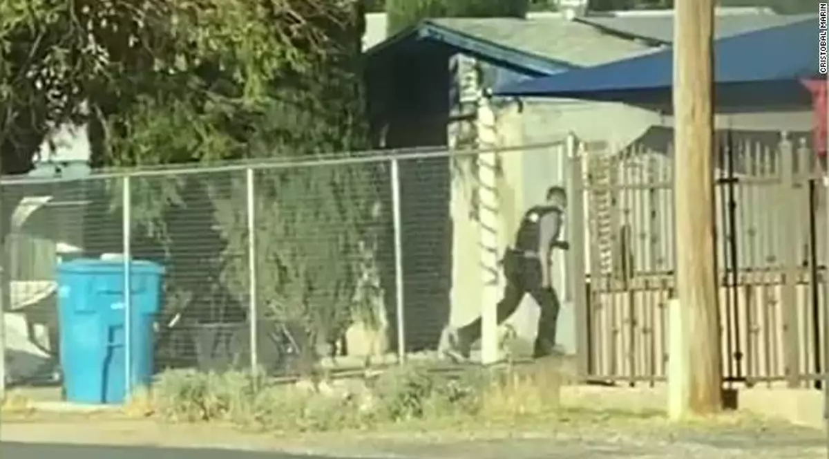 VIDEO|Misiune de salvare spectaculoasă în Texas. Un polițist a intrat într-o casă cuprinsă de flăcări pentru a salva un copil de 8 ani: “Abia puteam să respir”