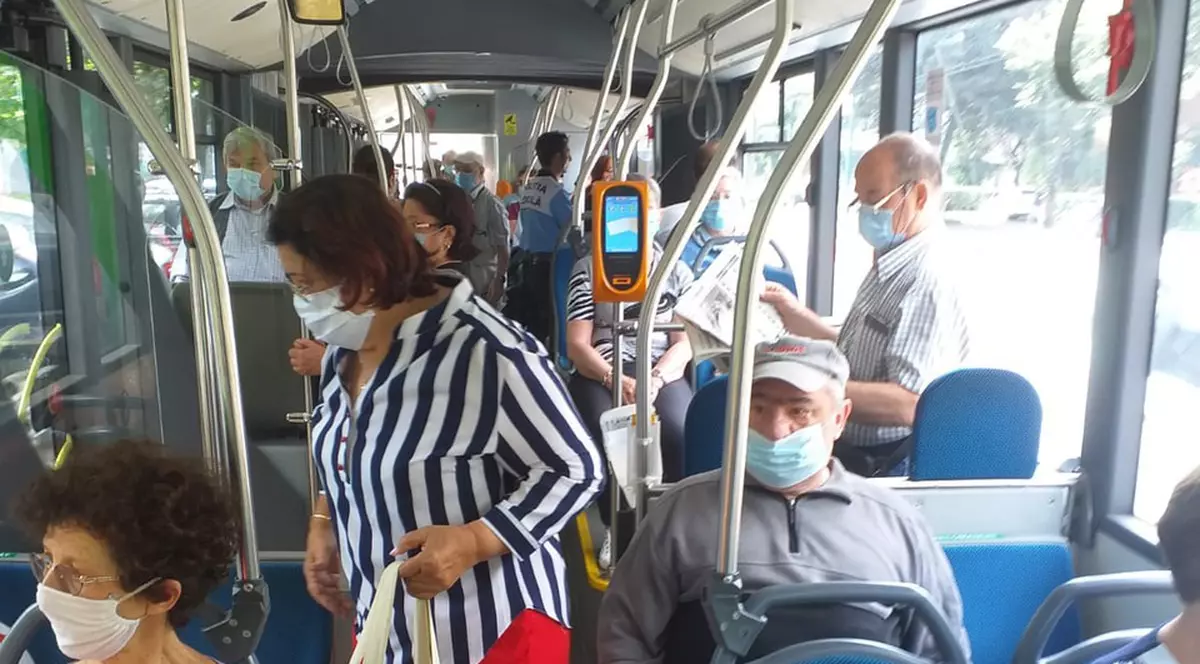 VIDEO| Un bărbat care se dădea drept polițist, prins în autobuz. Individul nu mai era agent de 10 ani. Cum a fost demascat