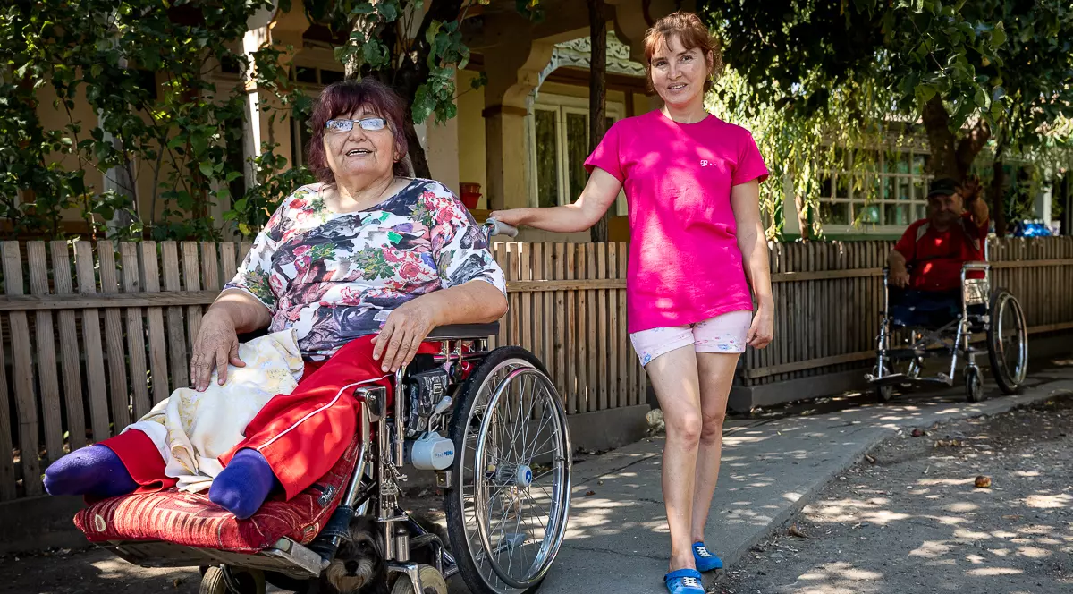 Dorica, Livia şi Vasile ne conduc până la poartă