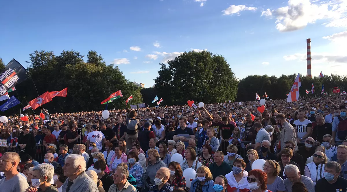 Protest de amploare în Belarus. Zeci de mii de oameni în stradă, cu o săptămână înaintea alegerilor prezidențiale