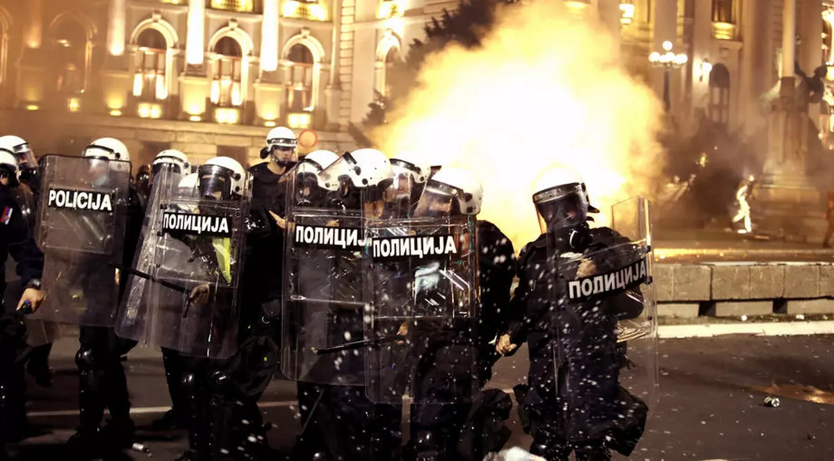 Proteste violente la Belgrad, în fața Parlamentului. Foto: EPA